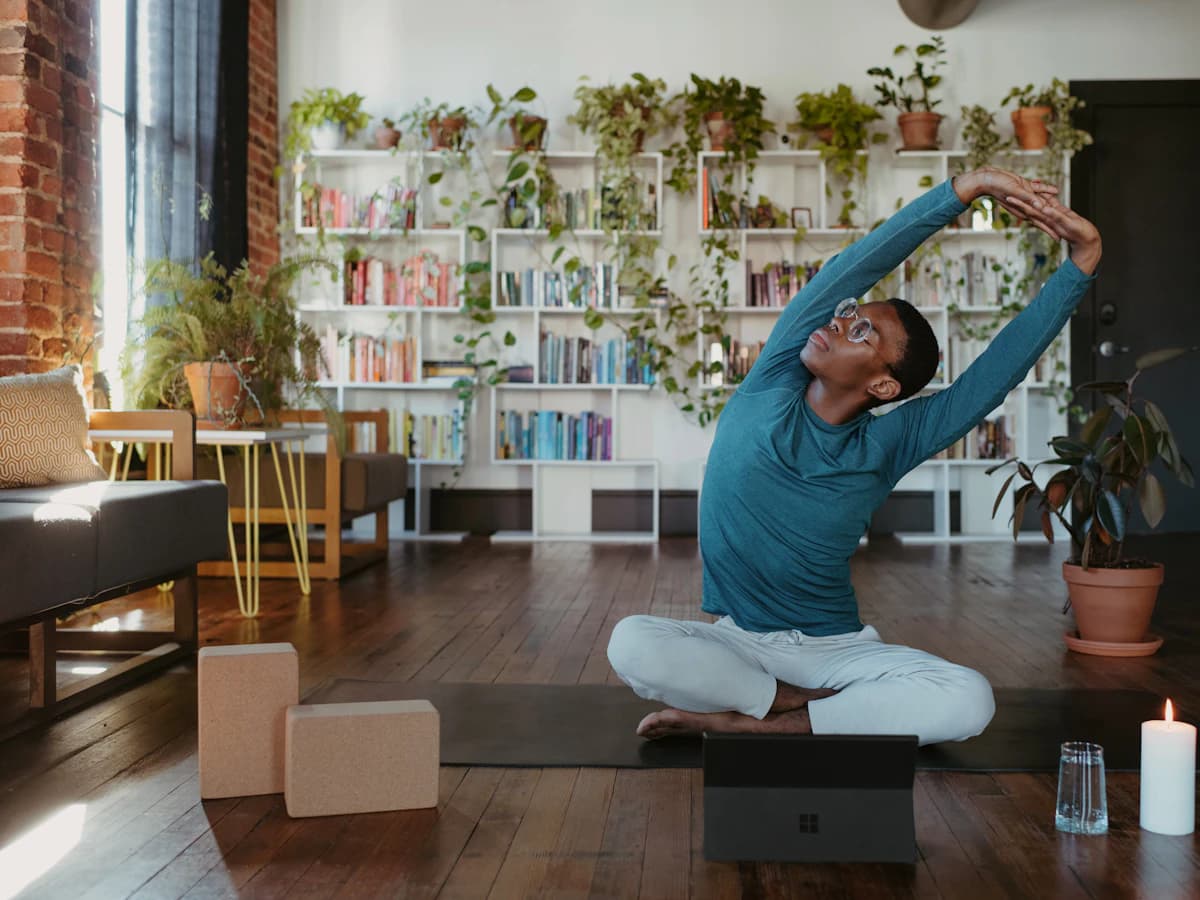 Séance de yoga à domicile dans un salon